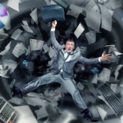 Homem cai em um abismo de ferramentas