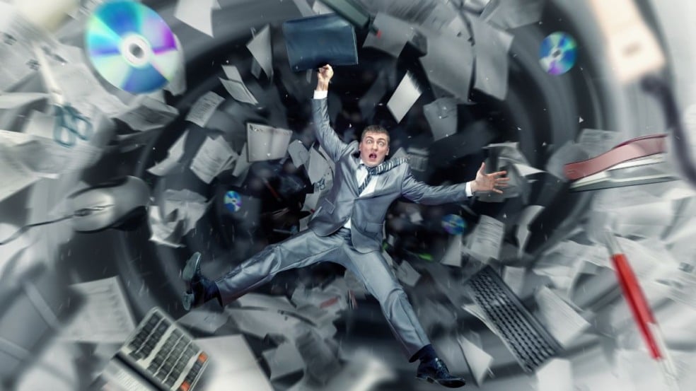 Homem cai em um abismo de ferramentas