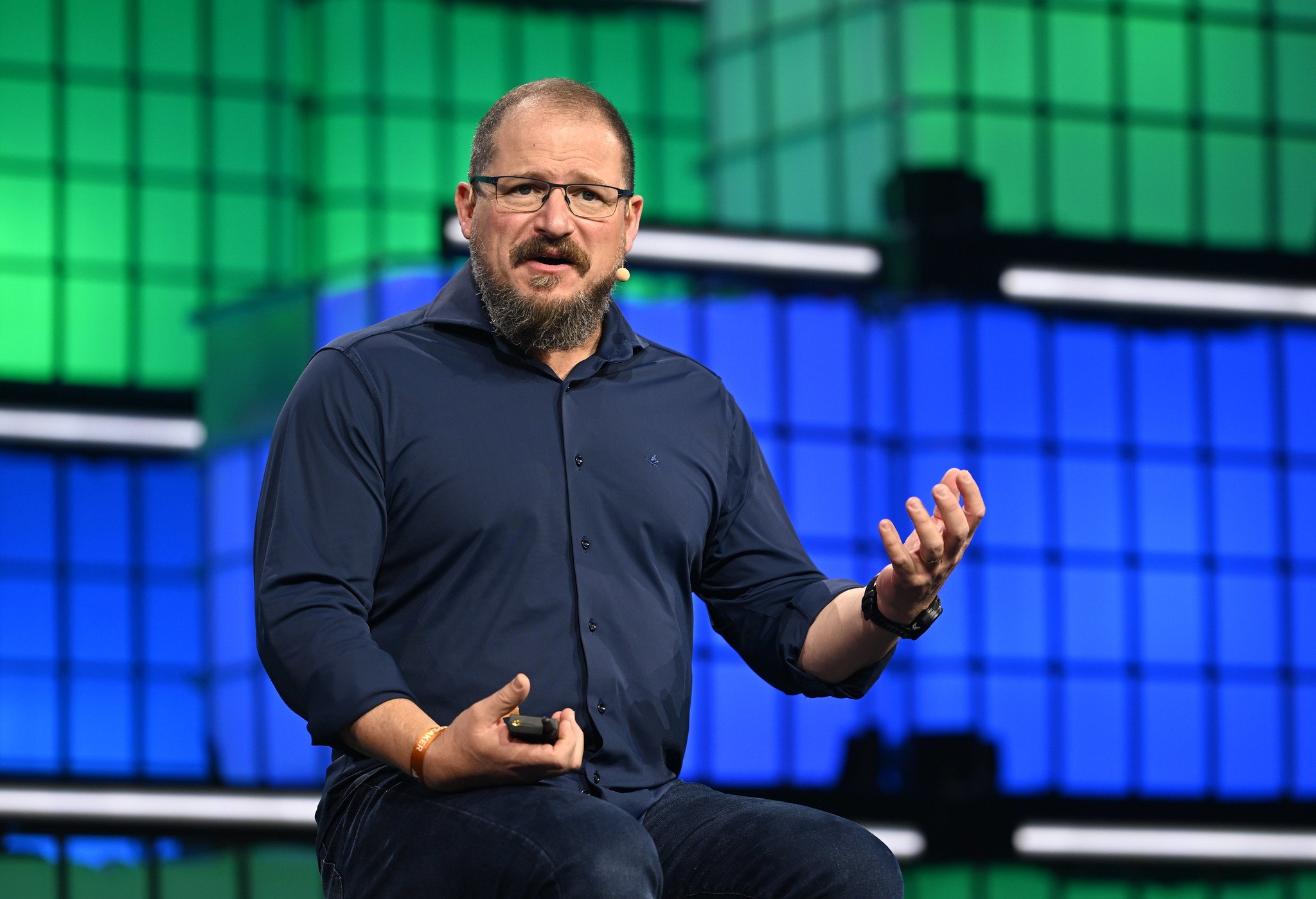 Cristiano Amon, CEO da Qualcomm, durante o Web Summit Lisboa 2025