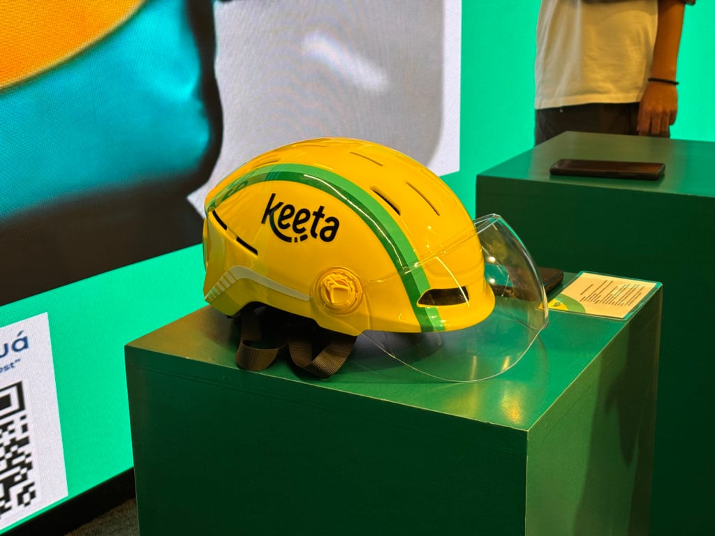 Capacete inteligente da Keeta, exposto durante coletiva de imprensa