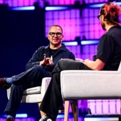O autor Cory Doctorow no palco principal do segundo dia do Web Summit 2025 na MEO Arena em Lisboa, Portugal | Shauna Clinton/Web Summit