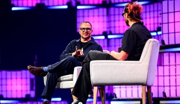 O autor Cory Doctorow no palco principal do segundo dia do Web Summit 2025 na MEO Arena em Lisboa, Portugal | Shauna Clinton/Web Summit