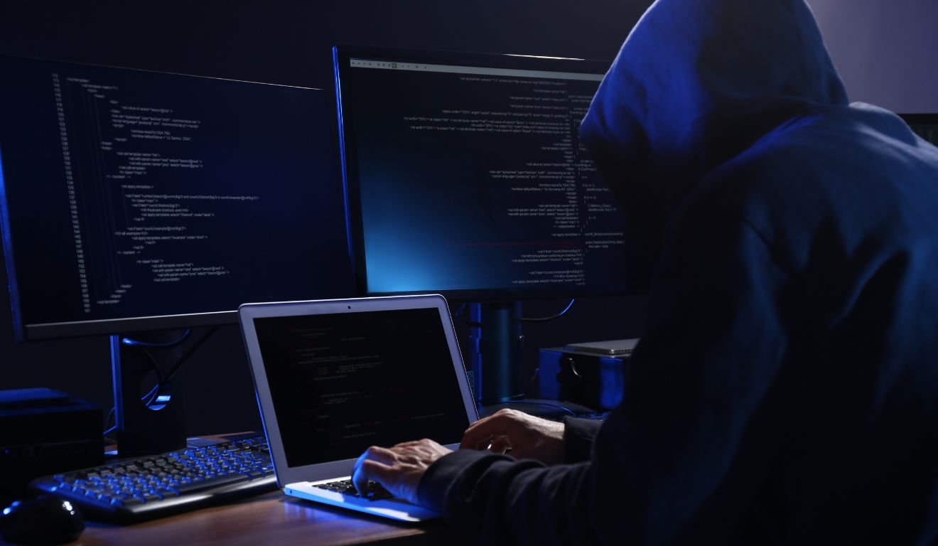 DOJ reforça que empresas americanas precisam fortalecer processos de verificação de identidade, especialmente em modelos de trabalho remoto | Foto: Canva DOJ reforça que empresas americanas precisam fortalecer processos de verificação de identidade, especialmente em modelos de trabalho remoto | Foto: Canva