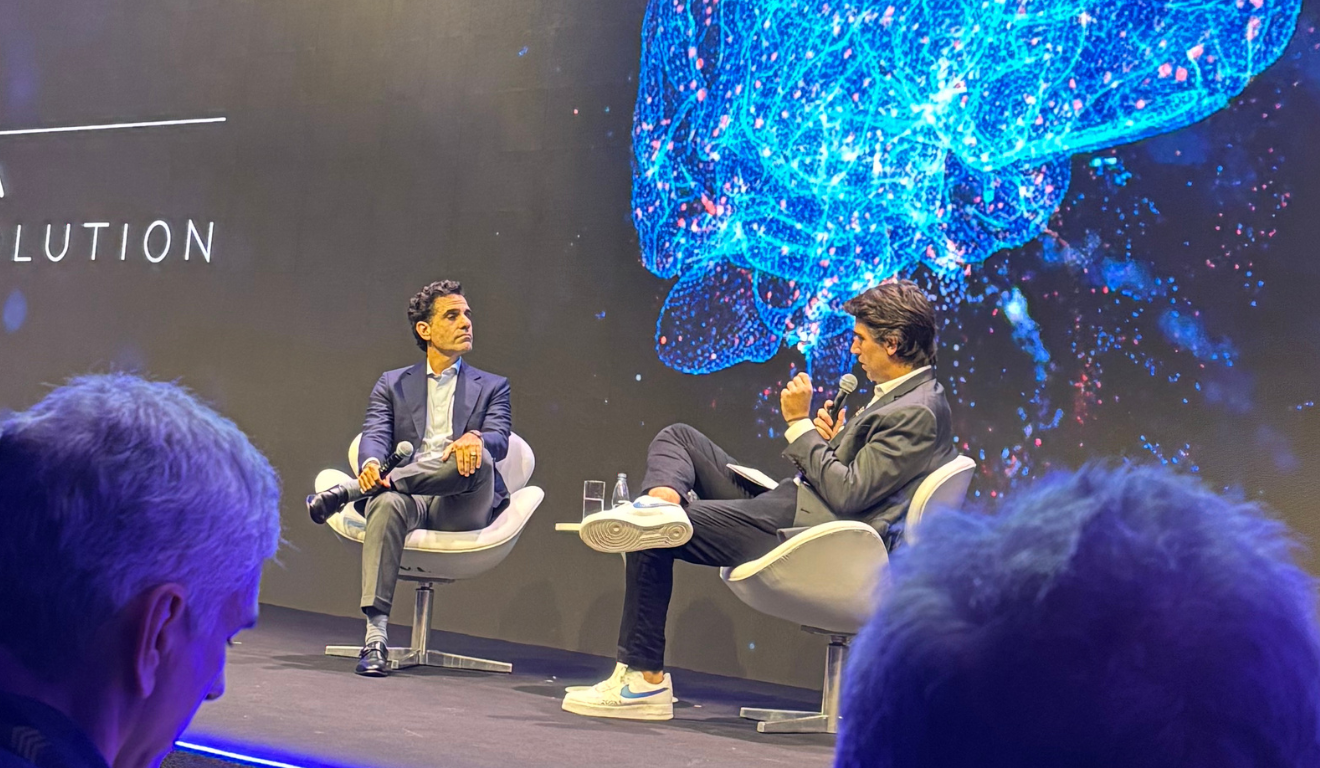 À esquerda, Christian Gebara, CEO da Vivo. À direita, Rafael de Albuquerque, CEO e founder da Zoox Smart Data, responsável pela mediação do painel 'A Jornada da Vivo: De telecom a empresa de dados', realizado durante a primeira edição do Zoox Data Revolution