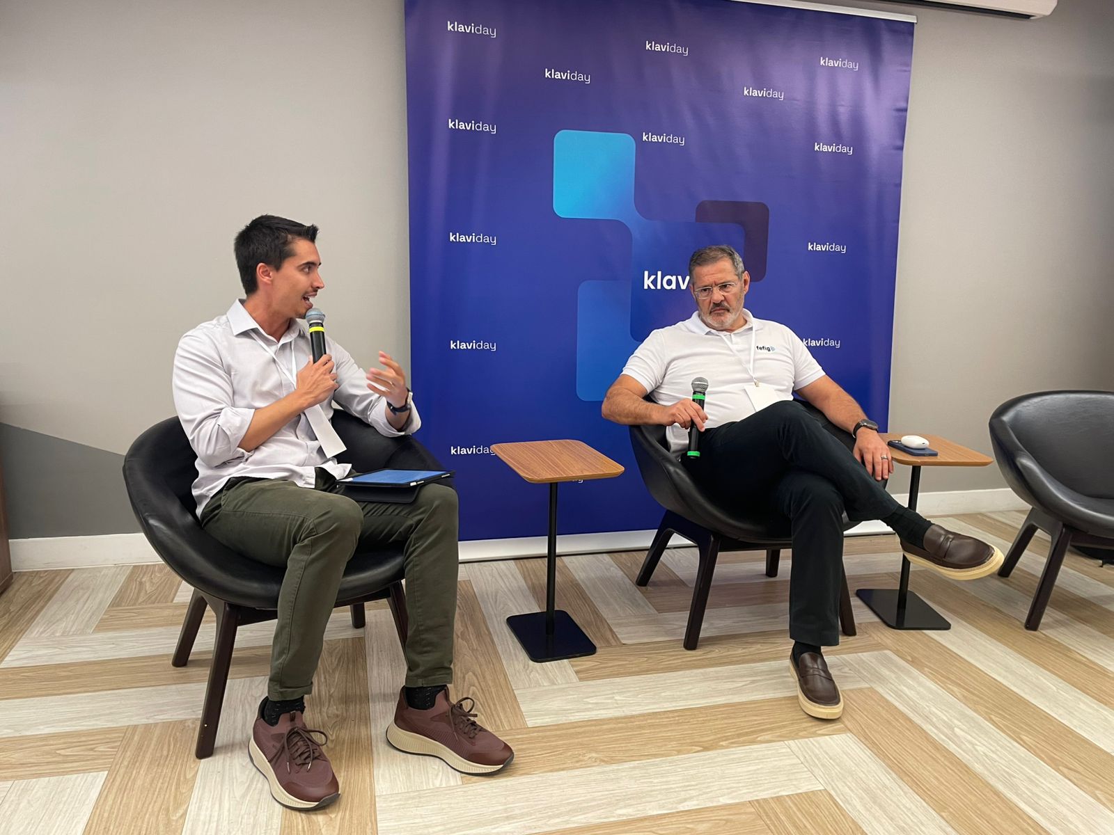 Bernardo Meirelles, head de vendas da klavi (à esq.) e Luiz Fernando Figueiredo, ex-BC, durante o klavi day em São Paulo