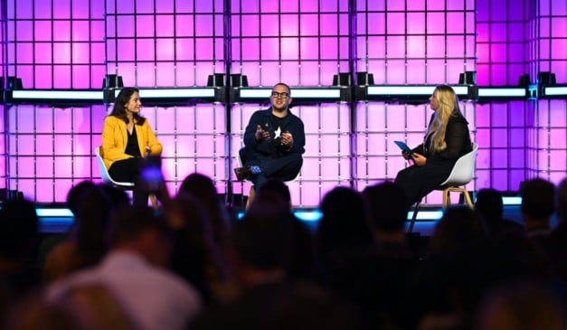 Pavlina Tcherneva, Cory Doctorow e Katie Collins no Web Summit 2025 em Lisboa | Foto: Divulgação