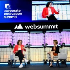 Sophie Krishnan, CEO da Lokalise, e Barbara Axt, jornalista pelo Startups, durante painel no Web Summit Lisboa 2025 | Foto: Divulgação