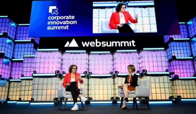 Sophie Krishnan, CEO da Lokalise, e Barbara Axt, jornalista pelo Startups, durante painel no Web Summit Lisboa 2025 | Foto: Divulgação