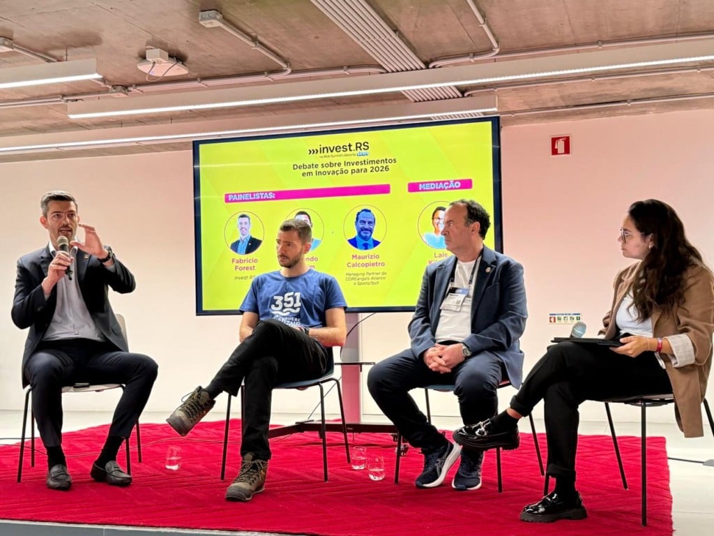 Fabrício Forest, Diretor de Atração de Investimentos e Promoção Comercial da Invest RS; Fernando Jardim, Ecosystem Developer na Startup Genome, Presidente na 351 Associação Portuguesa de Startups & Portugal Tech Week; Maurizio Calcopietro, Managing Partner da COREangels Atlantic e SportsTech; e Lais Kikuchi, partner no Institute for Tomorrow, em painel no café da manhã realizado pela Invest RS durante o Web Summit Lisboa 2025