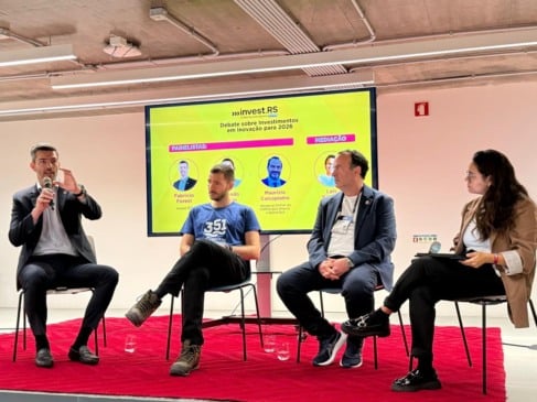 Fabrício Forest, Diretor de Atração de Investimentos e Promoção Comercial da Invest RS; Fernando Jardim, Ecosystem Developer na Startup Genome, Presidente na 351 Associação Portuguesa de Startups & Portugal Tech Week; Maurizio Calcopietro, Managing Partner da COREangels Atlantic e SportsTech; e Lais Kikuchi, partner no Institute for Tomorrow, em painel no café da manhã realizado pela Invest RS durante o Web Summit Lisboa 2025