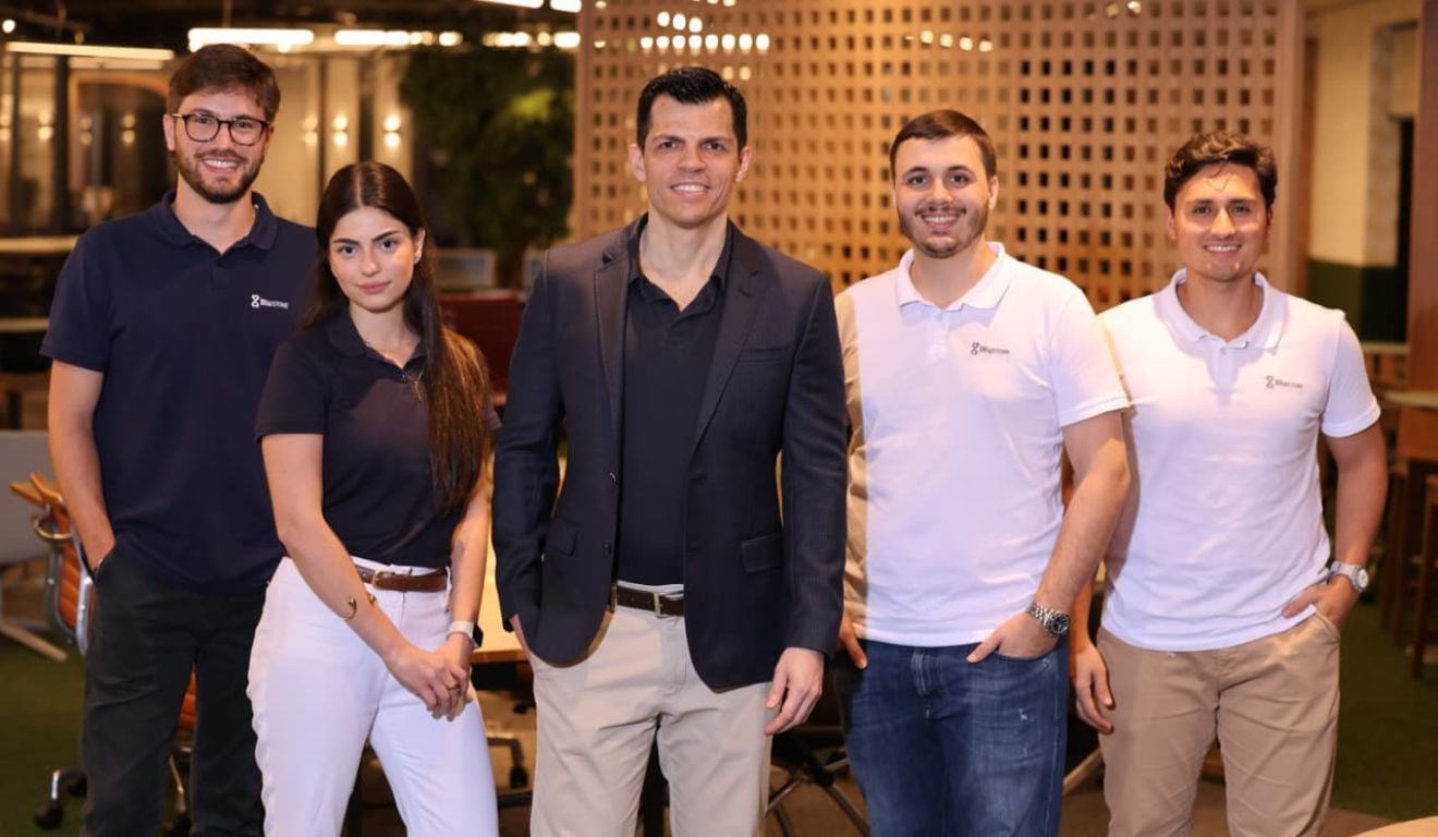 Carlos Lopes, fundador da BluStone (no centro) e a equipe | Foto: Divulgação Carlos Lopes, fundador da BluStone (no centro) e a equipe | Foto: Divulgação