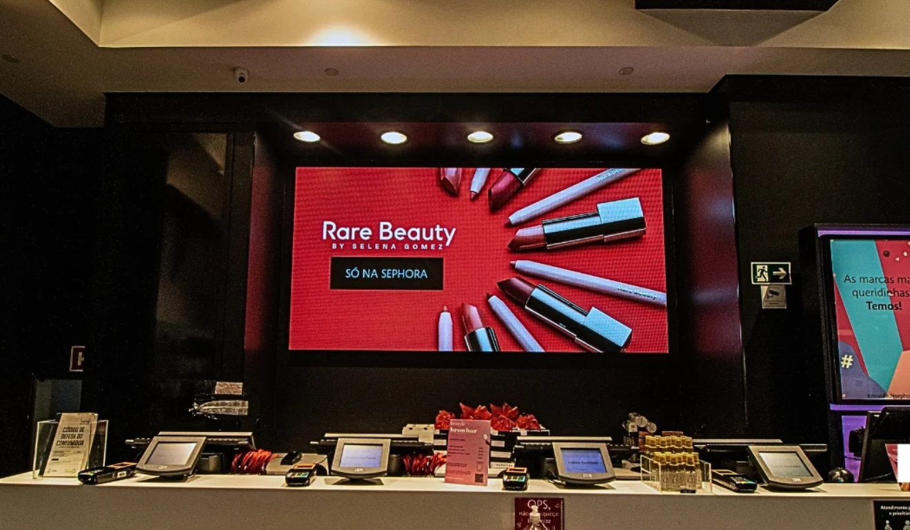 Painel de retail media da The Led em loja de cosméticos | Foto: divulgação