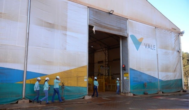 Fábrica de Blocos na Mina do Pico, produzidos a partir de rejeitos da mineração, no Complexo Vargem Grande da Vale, em Minas Gerais| Foto: Agência Brasil