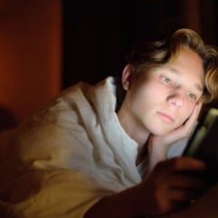 Jovem utilizando o celular