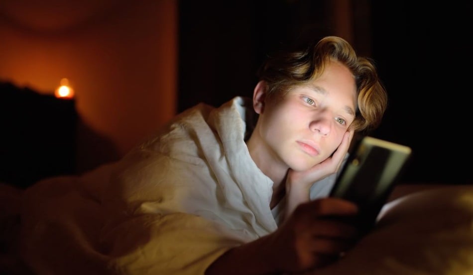 Jovem utilizando o celular