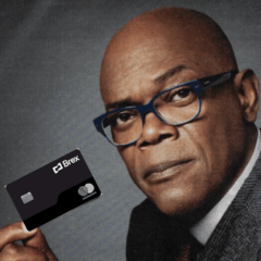 Samuel L. Jackson, "garoto propaganda" do Capital One, com o cart&atilde;o da Brex | Foto: Startups/divulga&ccedil;&atilde;o