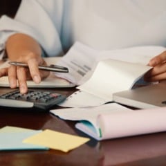 M&eacute;dias empresas precisam adotar sistemas integrados para garantir visibilidade financeira em tempo real | Cr&eacute;dito: Freepik