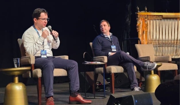 Cassiano Dias, vice-presidente da Mastercard para Serviços de Varejo e Digital, e Cesario Martins, CEO da Zoop, durante a NRF em Nova York | Foto: Divulgação