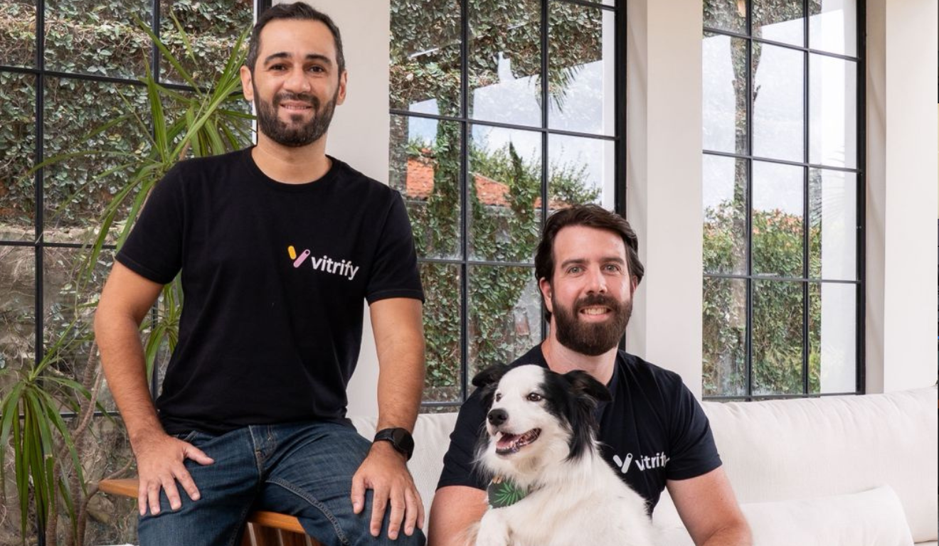 Os sócios da Vitrify, Edson Lopes (CTO) e Daniel Magalhães (CEO), e Bia, a mascote (e pet do Daniel) | Foto: divulgação
