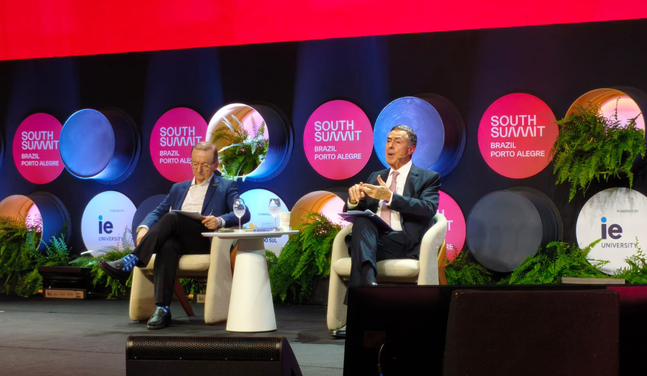 Luis Roberto Barroso (à direita), em painel no South Summit Brazil | Foto: Startups