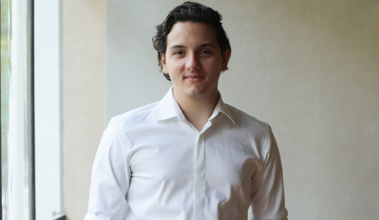 O mexicano Julián Ríos começou a desenhar a empresa quando tinha 16 anos, ao buscar uma forma de contribuir com o cuidado da mãe durante o diagnóstico de câncer de mama | Foto: Divulgação