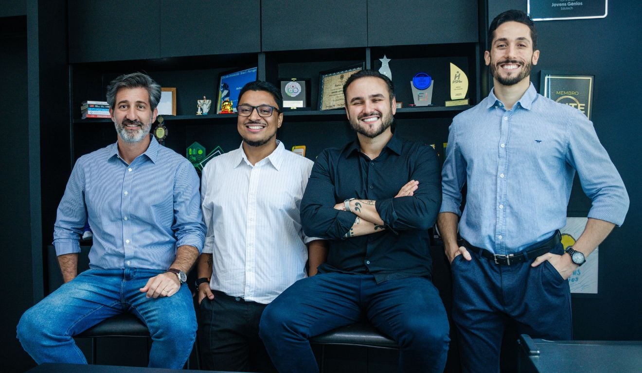 Time da Jovens Gênios: Leonardo Bar (CFO), Roberto Gama (COO), Bernard Caffé (CEO) e Fernando Costa (CTO) | Foto: Divulgação