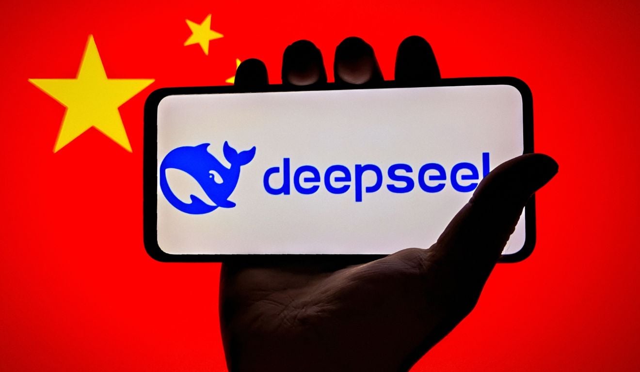 Logo da DeepSeek com a bandeira da China atrás