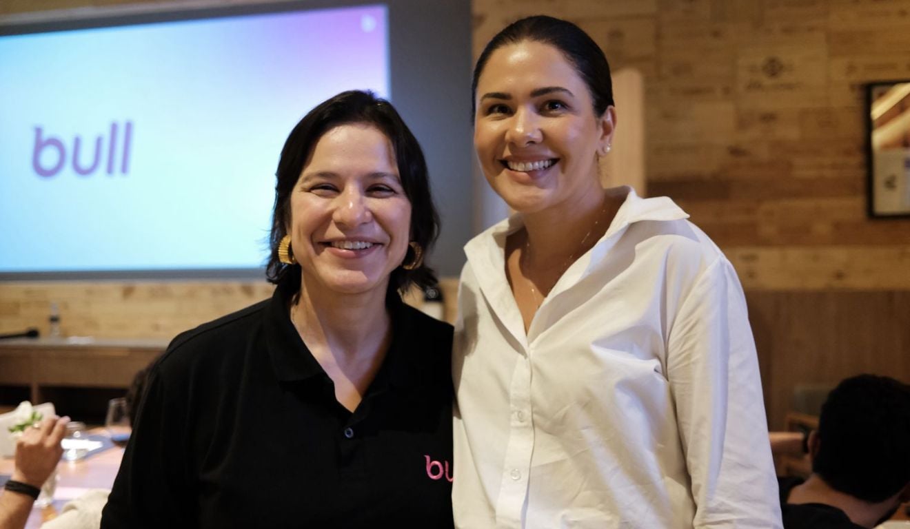 Juliana Freitas, CEO da Bull, ao lado de Leticia Mara, diretora de produtos da DM