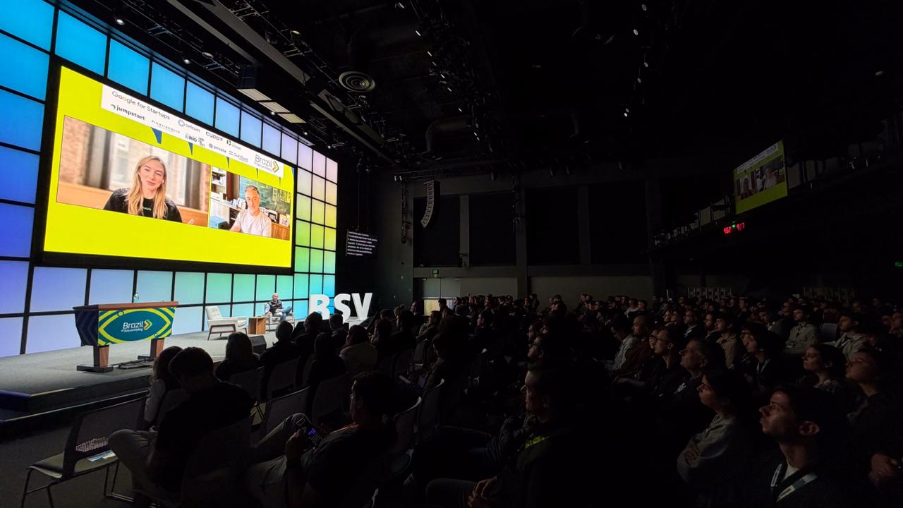 Luana Lopes, fundadora da Kalshi, e Luciano Huck, durante painel na Brazil at Sillicon Valley 2026